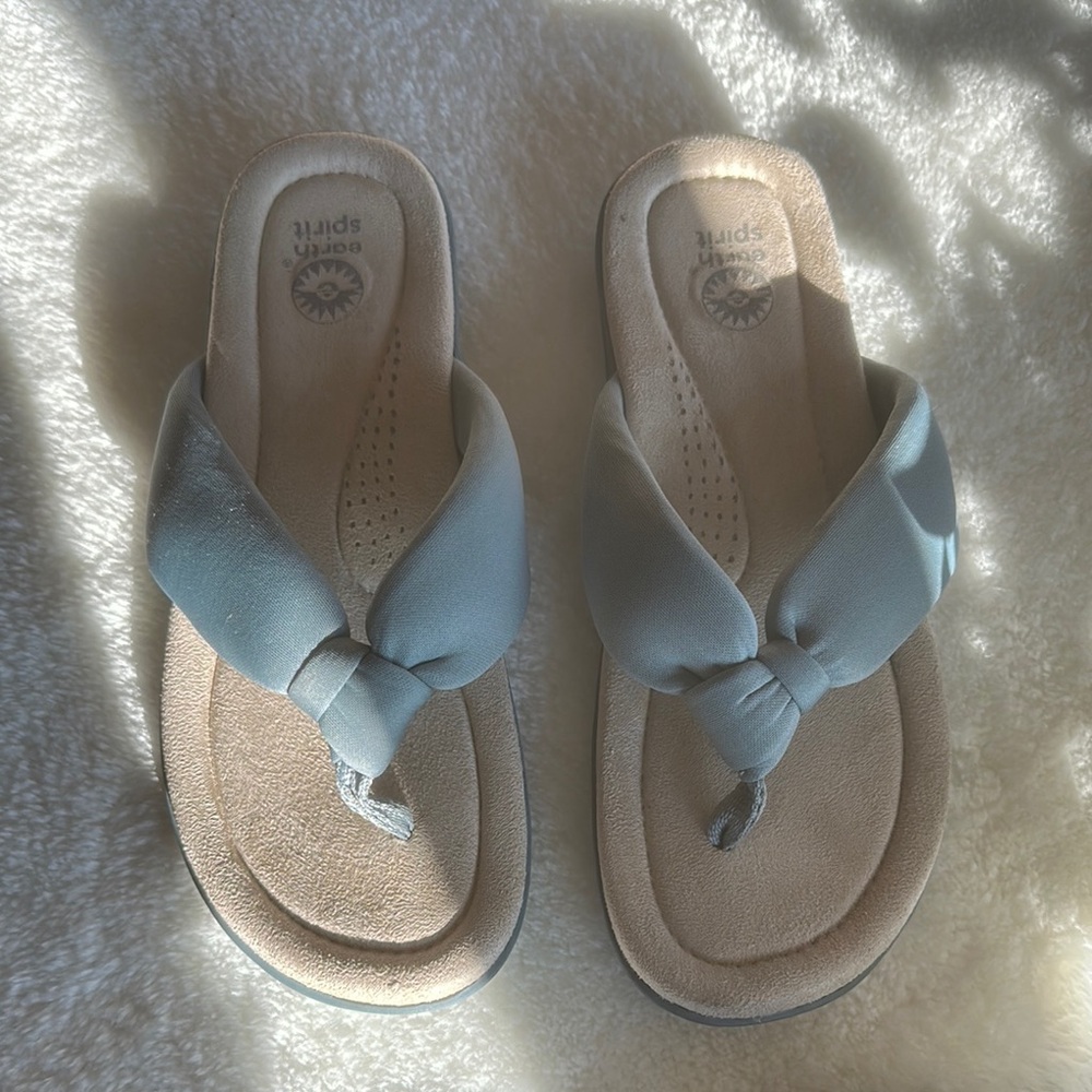 Like new. Earth sandals